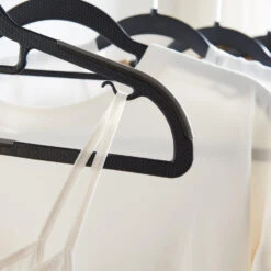 ACAZA Kunststof Kledinghangers - Antislip - Met Broeklat Of Roklat - Zwart 9 ACAZA Kunststof Kledinghangers - Antislip - Met Broeklat Of Roklat - Zwart -Tuinmeubel Winkel 1000065596 0103